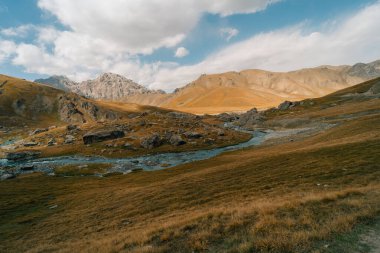 Nehir Kel-Suu sıradağlarından geliyor, Kurumduk vadisi, Naryn ili, Kırgızistan, Orta Asya. Yüksek kalite fotoğraf