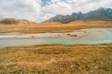 Nehir Kel-Suu sıradağlarından geliyor, Kurumduk vadisi, Naryn ili, Kırgızistan, Orta Asya. Yüksek kalite fotoğraf