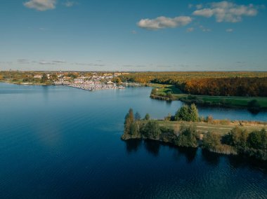 Alman-Saksonya-Leipzig- Kospudener Gölü 'ndeki marina havadan görünüyor. Yüksek kalite fotoğraf