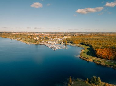 Alman-Saksonya-Leipzig- Kospudener Gölü 'ndeki marina havadan görünüyor. Yüksek kalite fotoğraf