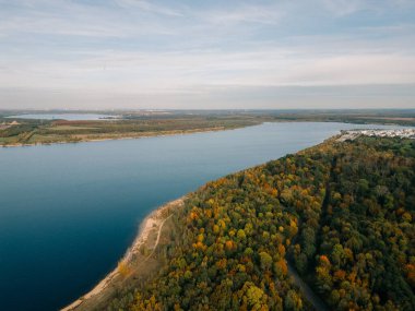 Almanya 'da Windy Lake - Drone Aerial View Neuseenland Zwenkauer Su Üzerinde Yeşil Ağaçlar ve Dalgalar Gördü. Yüksek kalite fotoğraf