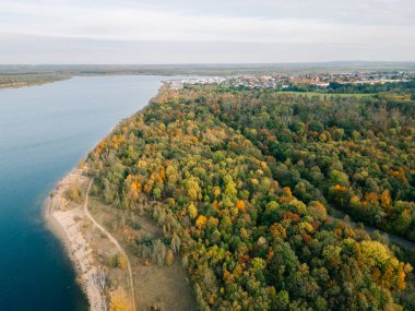 Almanya 'da Windy Lake - Drone Aerial View Neuseenland Zwenkauer Su Üzerinde Yeşil Ağaçlar ve Dalgalar Gördü. Yüksek kalite fotoğraf