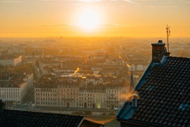 Geceleri Rivers Kilisesi ve Kulesi de dahil olmak üzere Aerial View Lyon France. Yüksek kalite 4k görüntü