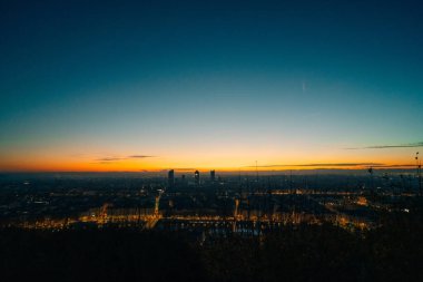 Geceleri Rivers Kilisesi ve Kulesi de dahil olmak üzere Aerial View Lyon France. Yüksek kalite 4k görüntü
