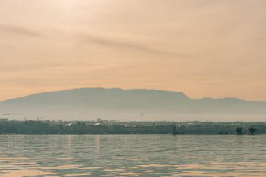 Cenevre şehri panoramik manzarası. Cenevre ya da Cenevre, İsviçre 'nin Cenevre Gölü kıyısındaki en kalabalık ikinci şehridir..