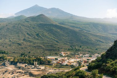 TF-436 'dan Teide Dağı ve Santiago de Teide manzarası. Yüksek kalite fotoğraf