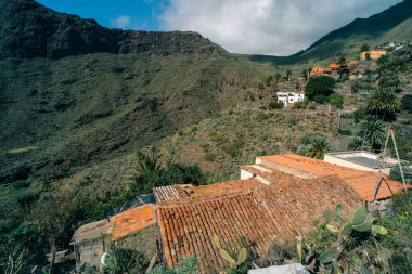 Masca, Tenerife Adası, İspanya - Kasım 12025 Masca köyüne uzanan dik yamaç geçidi. Yüksek kalite fotoğraf