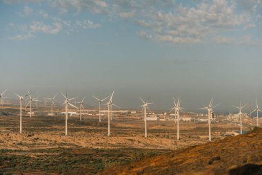 Montana Pelada, Tenerife, Kanarya Adaları, İspanya 'da elektrik üreten rüzgar türbinleri. Sürdürülebilir yenilenebilir yeşil enerji kavramı. - Evet. Yüksek kalite 4k görüntü