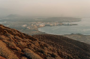 El Medano, Tenerife, İspanya - 12025 yılında El Medano 'nun sörf, uçurtma sörfü ve rüzgar sörfü için turistik bir yer. Yüksek kalite fotoğraf