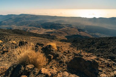 Günbatımı, günbatımı parıltısı, Volkan Tepesi ve volkan manzarası, ulusal park El Teide, Tenerife, Kanarya Adaları, İspanya. Yüksek kalite fotoğraf