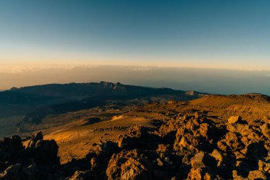 Günbatımı, günbatımı parıltısı, Volkan Tepesi ve volkan manzarası, ulusal park El Teide, Tenerife, Kanarya Adaları, İspanya. Yüksek kalite fotoğraf