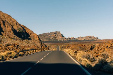 Teide volkanı vadisinde yol, Tenerife, İspanya. Yüksek kalite fotoğraf