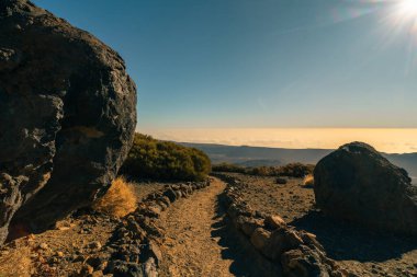 Teide Dağı, Tenerife, Kanarya Adaları 'nın zirvesine giden patikada birikmiş toplar - 3 Aralık 2025. Yüksek kalite fotoğraf