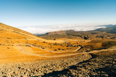 Teide Dağı, Tenerife, Kanarya Adaları 'nın zirvesine giden patikada birikmiş toplar - 3 Aralık 2025. Yüksek kalite fotoğraf