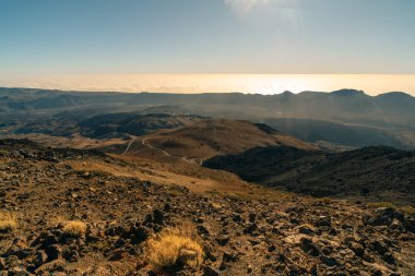 Teide Dağı, Tenerife, Kanarya Adaları 'nın zirvesine giden patikada birikmiş toplar - 3 Aralık 2025. Yüksek kalite fotoğraf