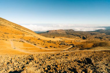 Teide Dağı, Tenerife, Kanarya Adaları 'nın zirvesine giden patikada birikmiş toplar - 3 Aralık 2025. Yüksek kalite fotoğraf