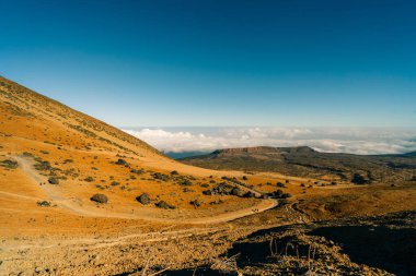 Teide Dağı, Tenerife, Kanarya Adaları 'nın zirvesine giden patikada birikmiş toplar - 3 Aralık 2025. Yüksek kalite fotoğraf