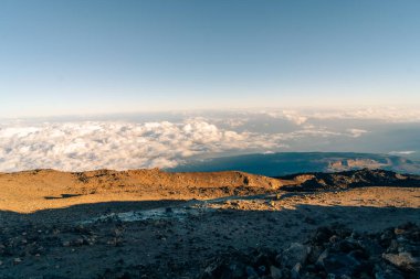 Günbatımı, günbatımı parıltısı, Volkan Tepesi ve volkan manzarası, ulusal park El Teide, Tenerife, Kanarya Adaları, İspanya. Yüksek kalite fotoğraf