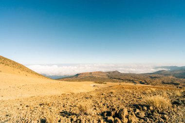 Teide Dağı, Tenerife, Kanarya Adaları 'nın zirvesine giden patikada birikmiş toplar - 3 Aralık 2025. Yüksek kalite fotoğraf