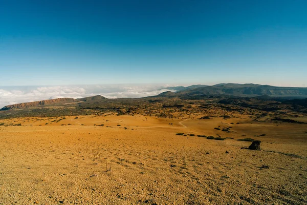 Teide Dağı, Tenerife, Kanarya Adaları 'nın zirvesine giden patikada birikmiş toplar - 3 Aralık 2025. Yüksek kalite fotoğraf