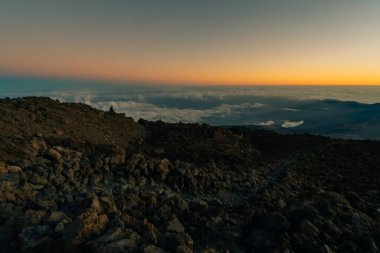 Günbatımı, günbatımı parıltısı, Volkan Tepesi ve volkan manzarası, ulusal park El Teide, Tenerife, Kanarya Adaları, İspanya. Yüksek kalite fotoğraf