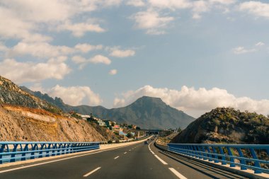 Otobanın karanlık asfalt zemininde farklı şeritleri işaretliyor. Tenerife, Kanarya Adaları, İspanya. Yüksek kalite fotoğraf