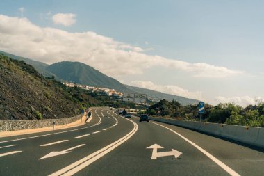 Otobanın karanlık asfalt zemininde farklı şeritleri işaretliyor. Tenerife, Kanarya Adaları, İspanya. Yüksek kalite fotoğraf