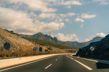 Otobanın karanlık asfalt zemininde farklı şeritleri işaretliyor. Tenerife, Kanarya Adaları, İspanya. Yüksek kalite fotoğraf