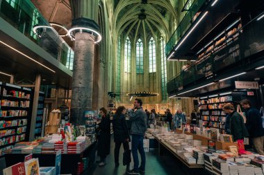 Maastricht, Hollanda - OCT 12025 Ünlü Kitapçı Dominicanen 'in iç görünümü. Yüksek kalite fotoğraf