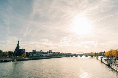 Sint Martniuskerk, Maastricht Hollanda - 2 Ekim 2025 'te Meuse Maas nehri kıyısında bir panorama. Yüksek kalite fotoğraf