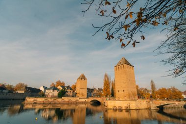 Strasbourg 'daki Ponts Couverts panoramik manzarası mavi bulutlu gökyüzü. Fransa. - Evet. Yüksek kalite fotoğraf