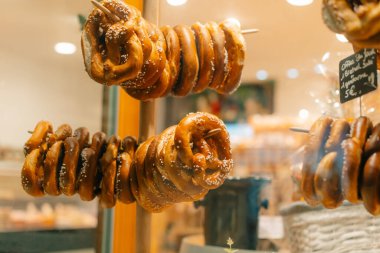 Pencerede geleneksel Bavyera usulü kraker. Yüksek kalite fotoğraf