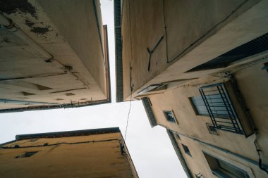 Old Nice 'de iki dar caddenin kesiştiği yerde gökyüzü. Yüksek kalite fotoğraf