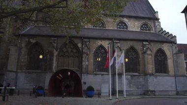 MAASTRICHT, NETHERLANDS - 8 SEP 2025: Kommel Caddesi 'nden izlenen Kruisherenhotel binası. Gotik manastırın restore edildiği ve lüks hizmetler sunulan otel.