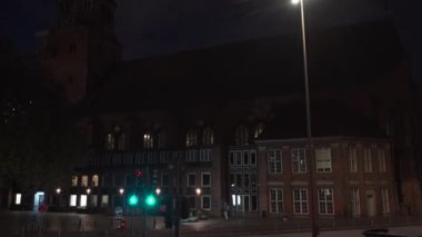 Hamburg, Almanya 'daki kanal gece görüşü. Yüksek kalite 4k görüntü