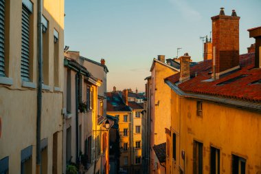 Geceleri Rivers Kilisesi ve Kulesi de dahil olmak üzere Aerial View Lyon France. Yüksek kalite 4k görüntü