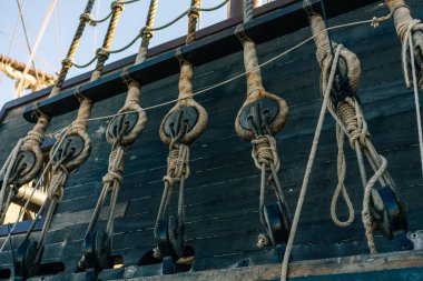 İspanya Valencia - 9 Kasım 2025 17. yüzyıl İspanyol kalyonu ve yüzen müzesinin bir kopyası olan Galeon Endülüs Büyük Yarmouth 'taki tarihi Güney İskelesi' ne kenetlendi..