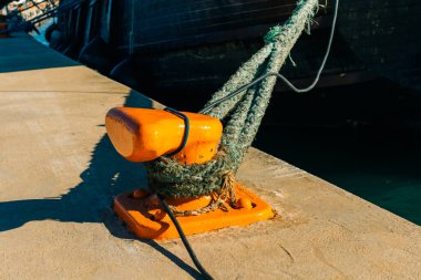 Halatın bağlı olduğu demirleme halatı ya da kalın ip. Yüksek kalite fotoğraf