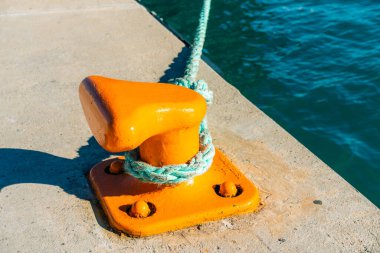 Halatın bağlı olduğu demirleme halatı ya da kalın ip. Yüksek kalite fotoğraf