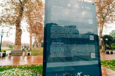 Semerkant, Özbekistan - 1 Ocak 2025 Sher-Dor Madrasah 'ın Registan Meydanı' ndaki manzarası. Tarihi bina canlı mozaikler ve İslami geometrik desenlerle süslenmiş. Yüksek kalite fotoğraf