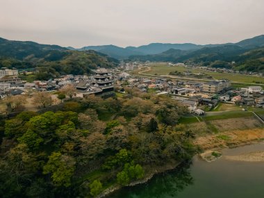Japonya 'daki Ozu Kalesi. Ozu Kalesi 'nden Hiji Nehri ve Dağları Manzarası. Yüksek kalite fotoğraf
