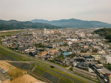 Japonya 'daki Ozu Kalesi. Ozu Kalesi 'nden Hiji Nehri ve Dağları Manzarası. Yüksek kalite fotoğraf