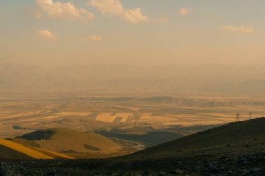 Kırgızistan 'da gün batımında Suusamyr Vadisi. Yüksek kalite fotoğraf