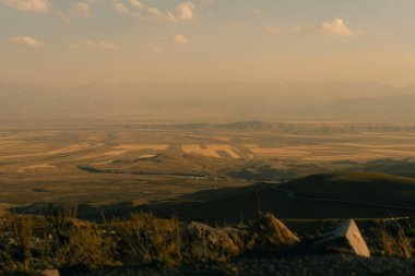 Kırgızistan 'da gün batımında Suusamyr Vadisi. Yüksek kalite fotoğraf