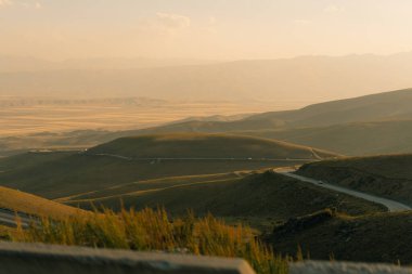 Kırgızistan 'da gün batımında Suusamyr Vadisi. Yüksek kalite fotoğraf