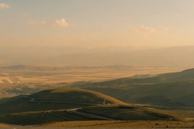 Kırgızistan 'da gün batımında Suusamyr Vadisi. Yüksek kalite fotoğraf