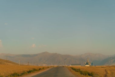Kırgızistan 'da gün batımında Suusamyr Vadisi. Yüksek kalite fotoğraf