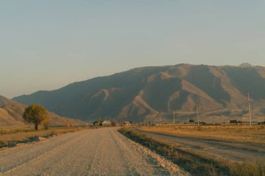 Kırgızistan 'da gün batımında Suusamyr Vadisi. Yüksek kalite fotoğraf