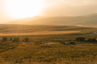 Kırgızistan 'da gün batımında Suusamyr Vadisi. Yüksek kalite fotoğraf