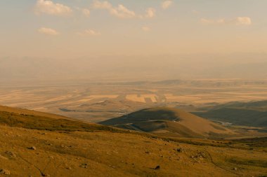 Kırgızistan 'da gün batımında Suusamyr Vadisi. Yüksek kalite fotoğraf